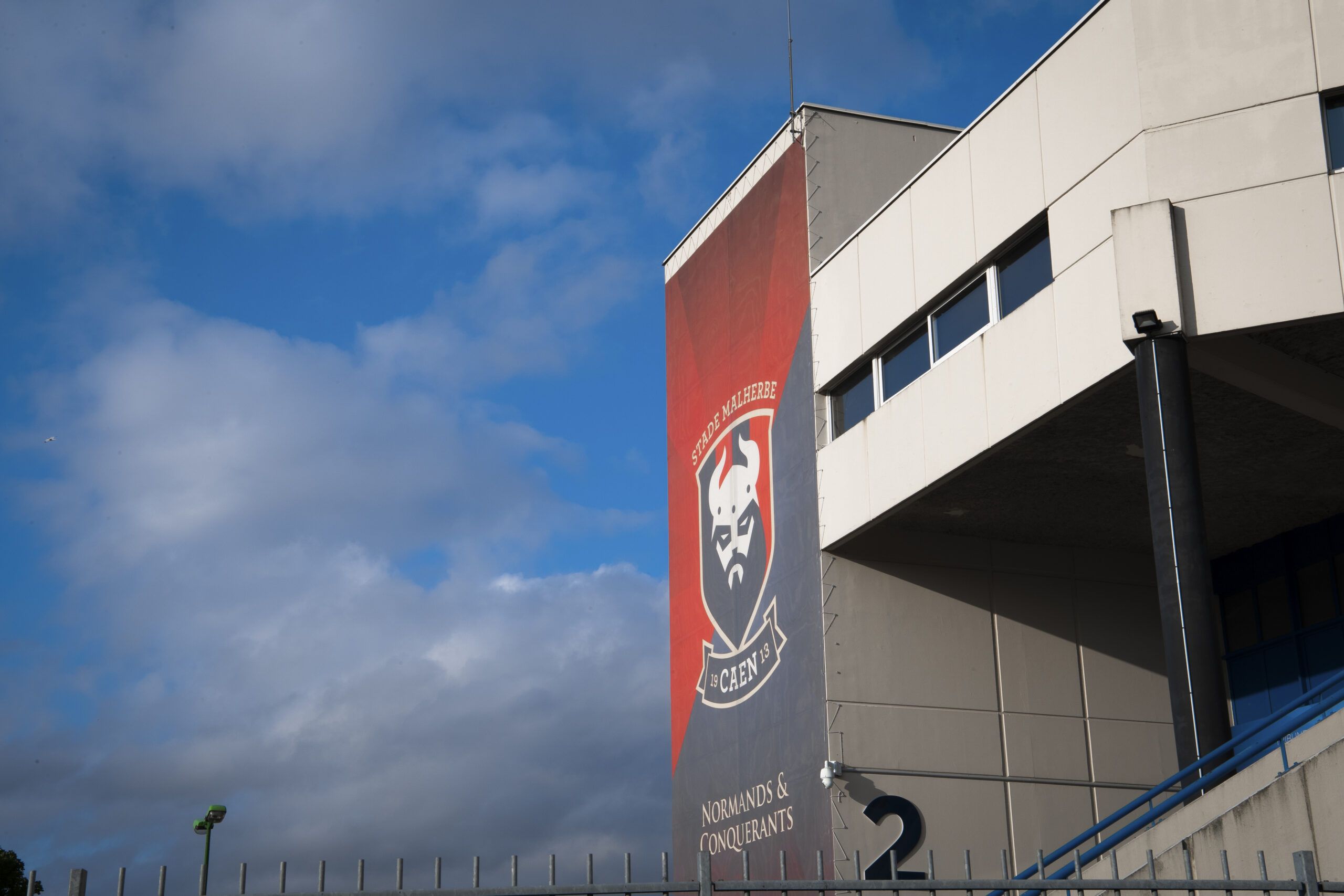 devant stade caen